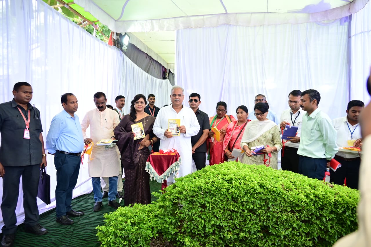 Chief Minister releases booklet on 'Tuhar Yojna Tuhar Duar' and directory of Balod district