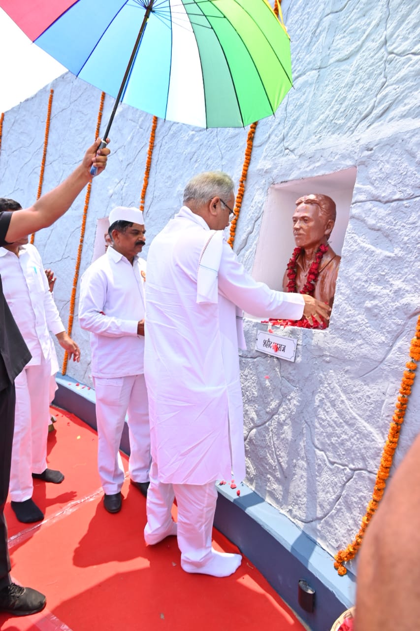 Chief Minister Shri Bhupesh Baghel visited the Jhiram Memorial to pay tribute to the Jhiram Valley martyrs