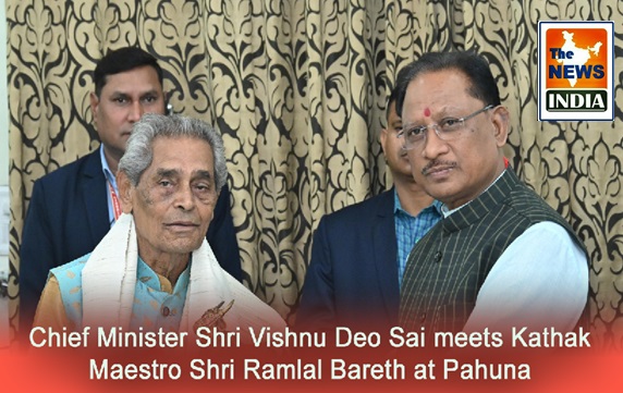  Chief Minister Shri Vishnu Deo Sai meets Kathak Maestro Shri Ramlal Bareth at Pahuna
