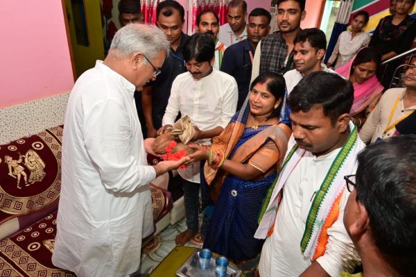 Chief Minister Shri Bhupesh Baghel met family of the boy who was rescued safely from the borewell in Janjgir