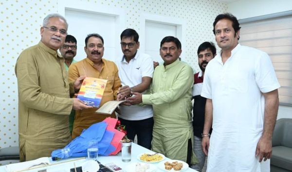 Delegation of 'Chhath Mahaparv Organizing Committee', Mahadev Ghat Raipur paid courtesy call on Chief Minister, invited him for 'Chhath Puja'