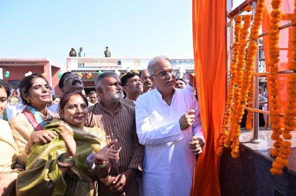 Chief Minister Shri Bhupesh Baghel unvieled the statue of Rani Avanti Bai in village Ghumka