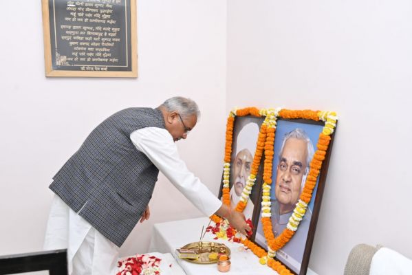  Chief Minister paid tribute to Mahamana Madan Mohan Malviya and former Prime Minister Shri Atal Bihari Vajpayee on their birth anniversary