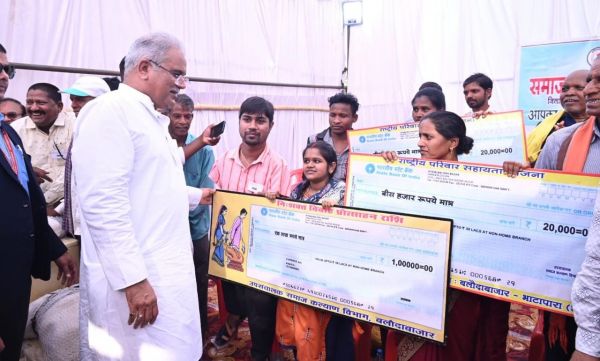 Chief Minister Mr. Bhupesh Baghel distributed material and amount to the beneficiaries in Purena-Khapri.