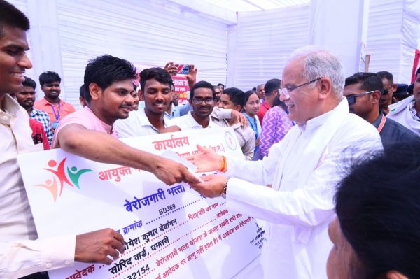 Chief Minister Mr. Bhupesh Baghel distributed cheques and goods to the beneficiaries during Bhent-Mulakat program