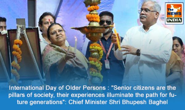 Chief Minister Shri Bhupesh Baghel honours senior citizens with shawls and fruits basket