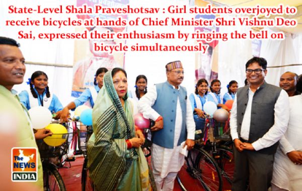  State-Level Shala Praveshotsav : Girl students overjoyed to receive bicycles at hands of Chief Minister Shri Vishnu Deo Sai, expressed their enthusiasm by ringing the bell on bicycle simultaneously