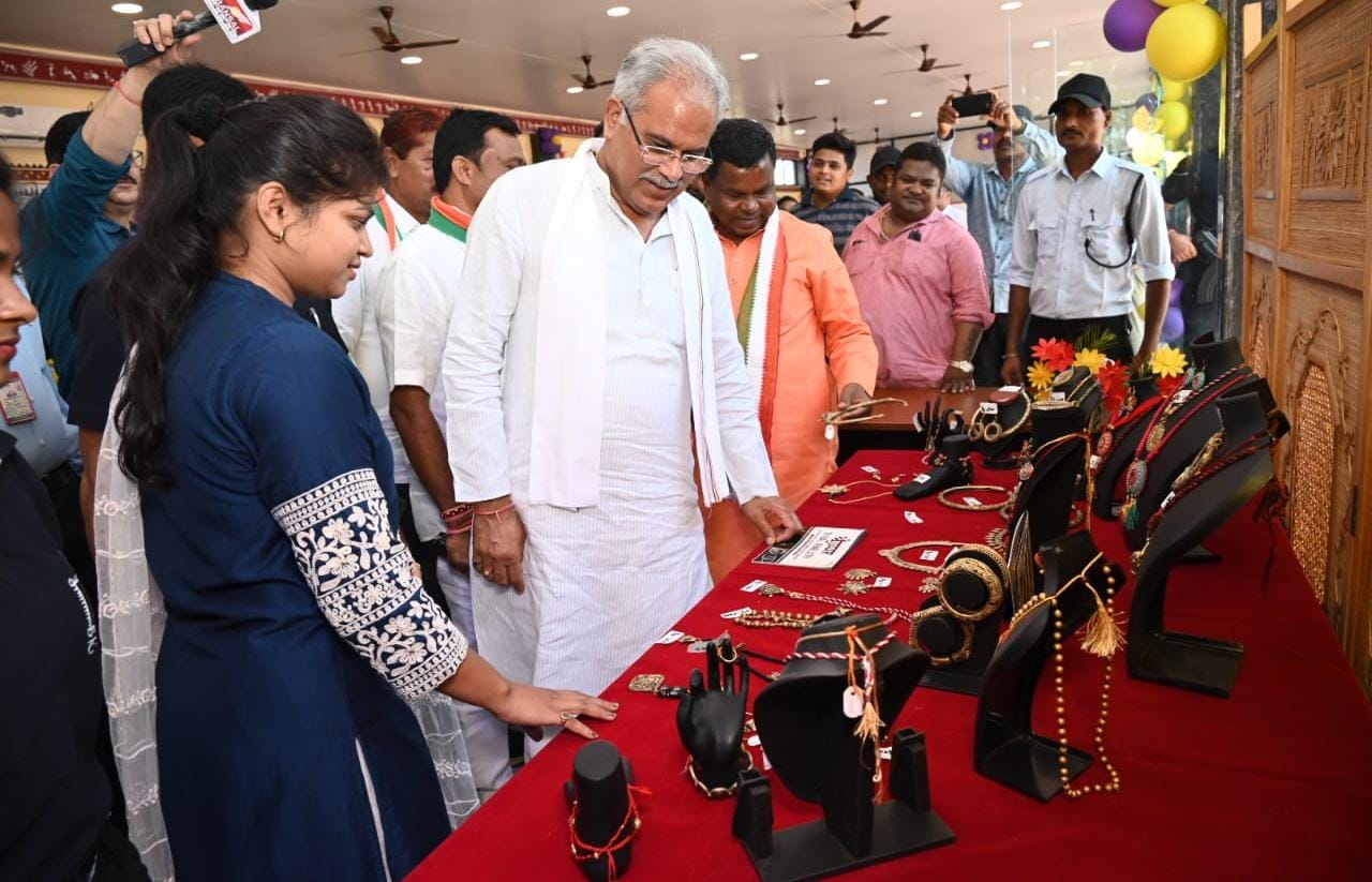 With the melodious sound of Shabri flute, Chief Minister inaugurates Kondagaon C-Mart
