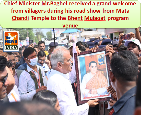 Chief Minister Mr.Baghel received a grand welcome from villagers during his road show from Mata Chandi Temple to the Bhent Mulaqat program venue