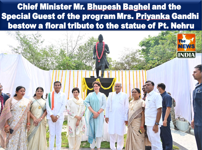 Chief Minister Mr. Bhupesh Baghel and the Special Guest of the program Mrs. Priyanka Gandhi bestow a floral tribute to the statue of Pt. Nehru