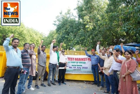 Joint Forum for Journalists demonstrated against PIB protested in front of Parliament at Jantar Mantar