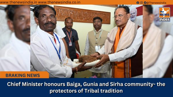 Chief Minister honours Baiga, Gunia and Sirha community- the protectors of Tribal tradition